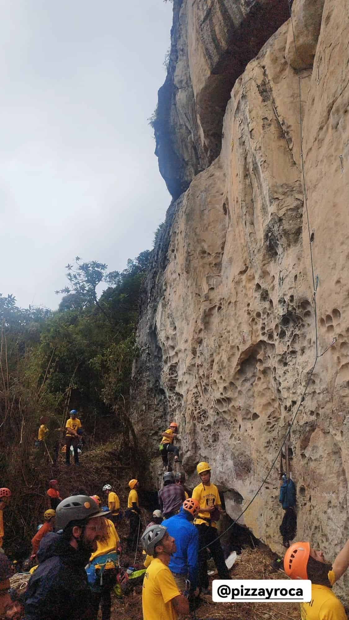 Escaladores en el muro Bendito Sea